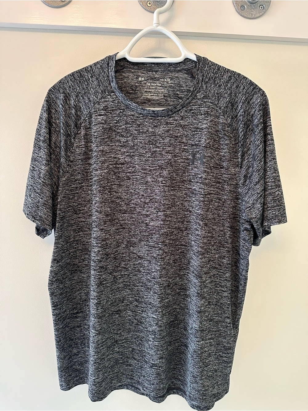Under Armour Men’s Heathered Charcoal Performance Tee